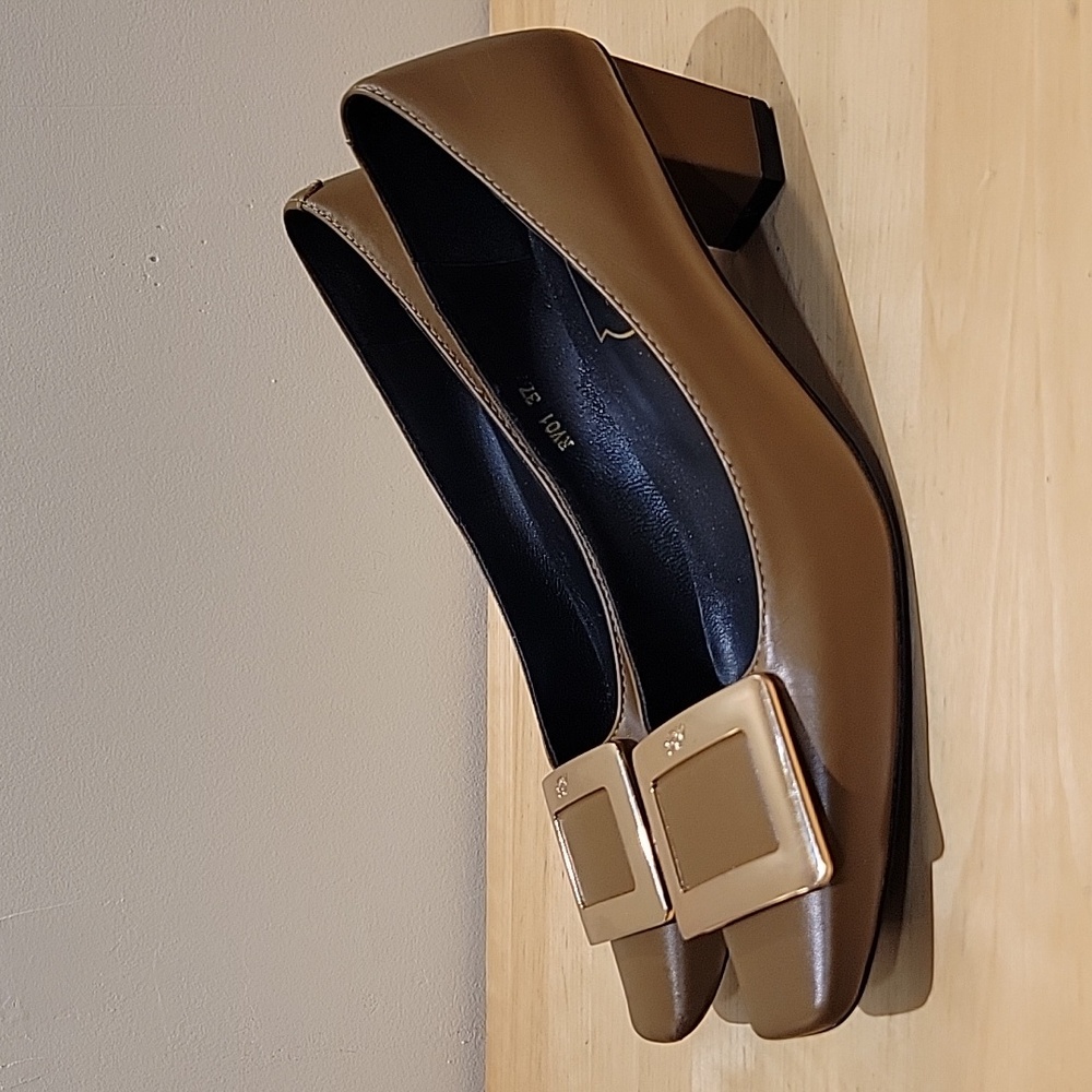 Roger Vivier Belle Vivier Brown Leather Pumps